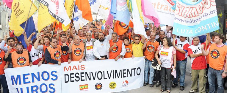 Trabalhadores realizam ato contra os altos juros