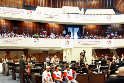 UGT-Paraná realiza manifestação na ALEP contra MP dos portos