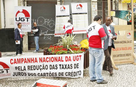 UGT Paraná recolhe assinaturas contra juros dos cartões de crédito