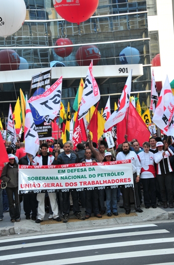 UGT participa de ato em defesa do petróleo.